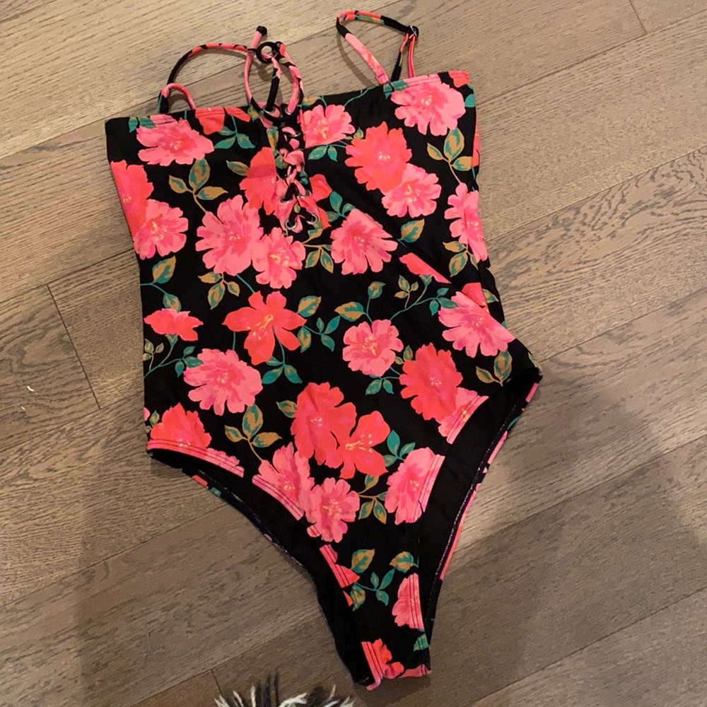 One piece bathing suit high cut